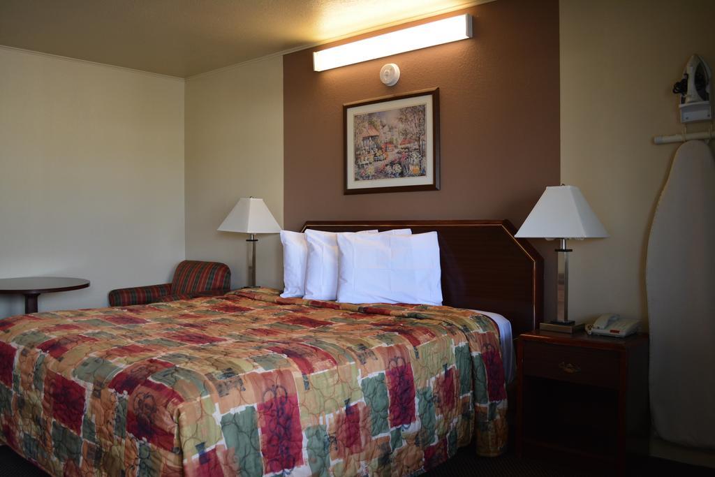 Great Western Inn Junction City Room photo